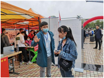 (图为公司老师为新生报到做好服务工作)